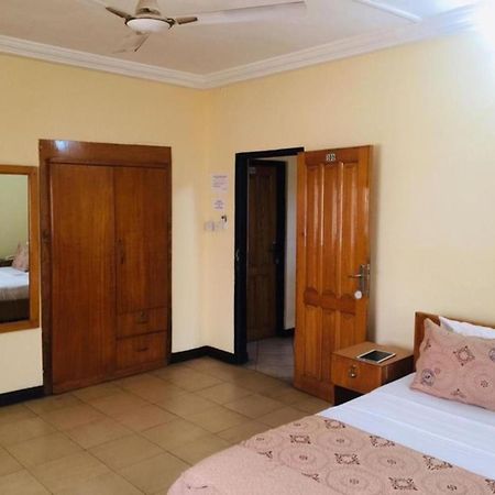 Room In Bb - Double Room With Garden View In Accra Exterior photo