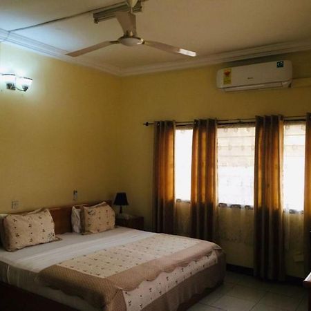 Room In Bb - Double Room With Garden View In Accra Exterior photo