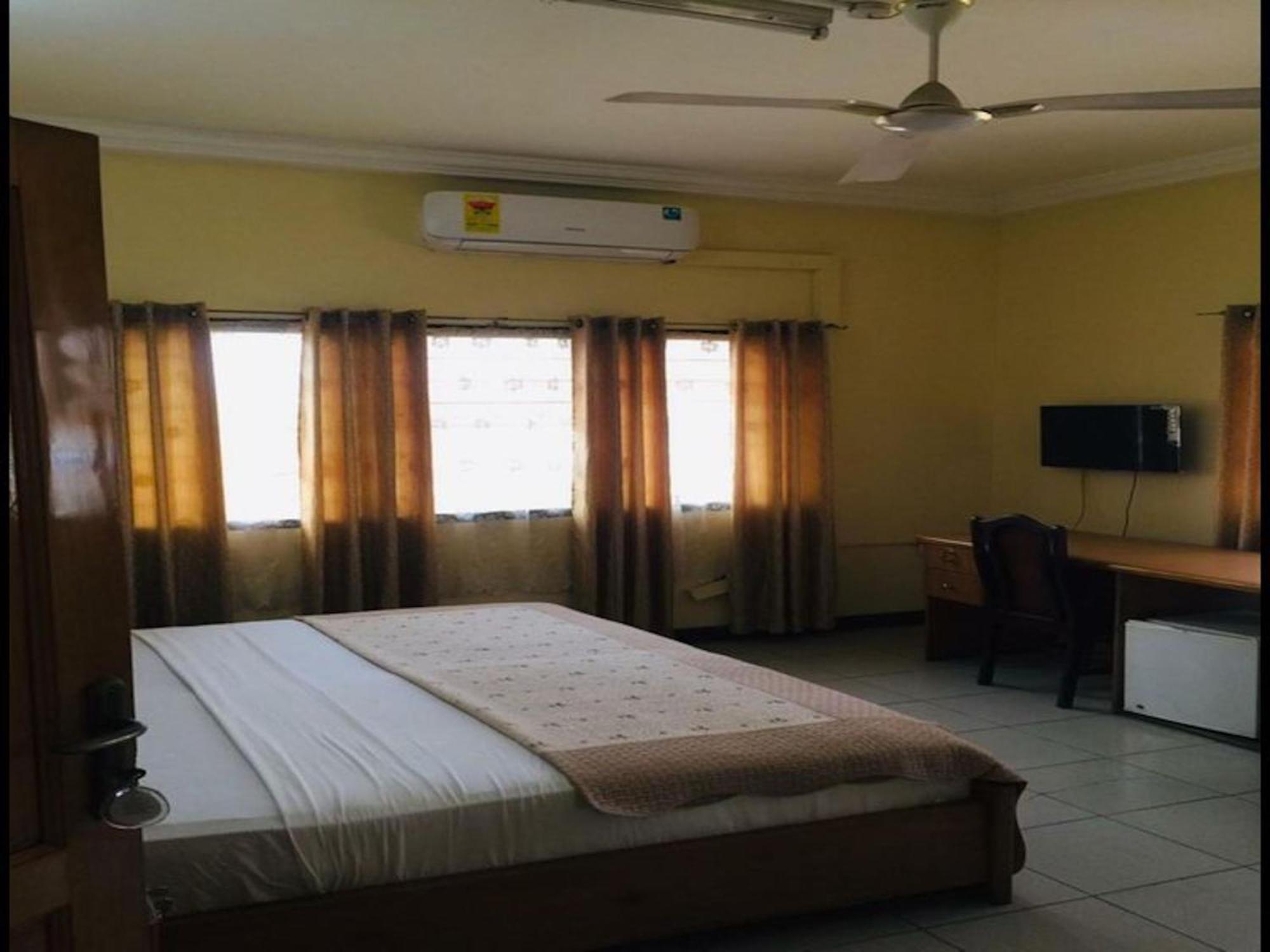 Room In Bb - Double Room With Garden View In Accra Exterior photo