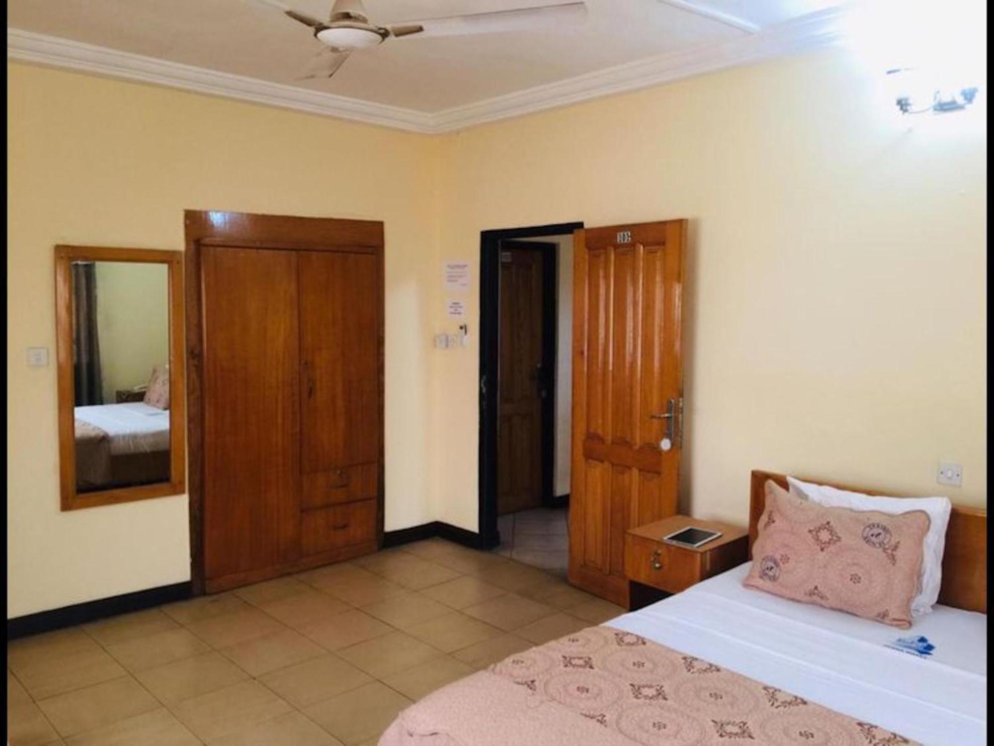 Room In Bb - Double Room With Garden View In Accra Exterior photo