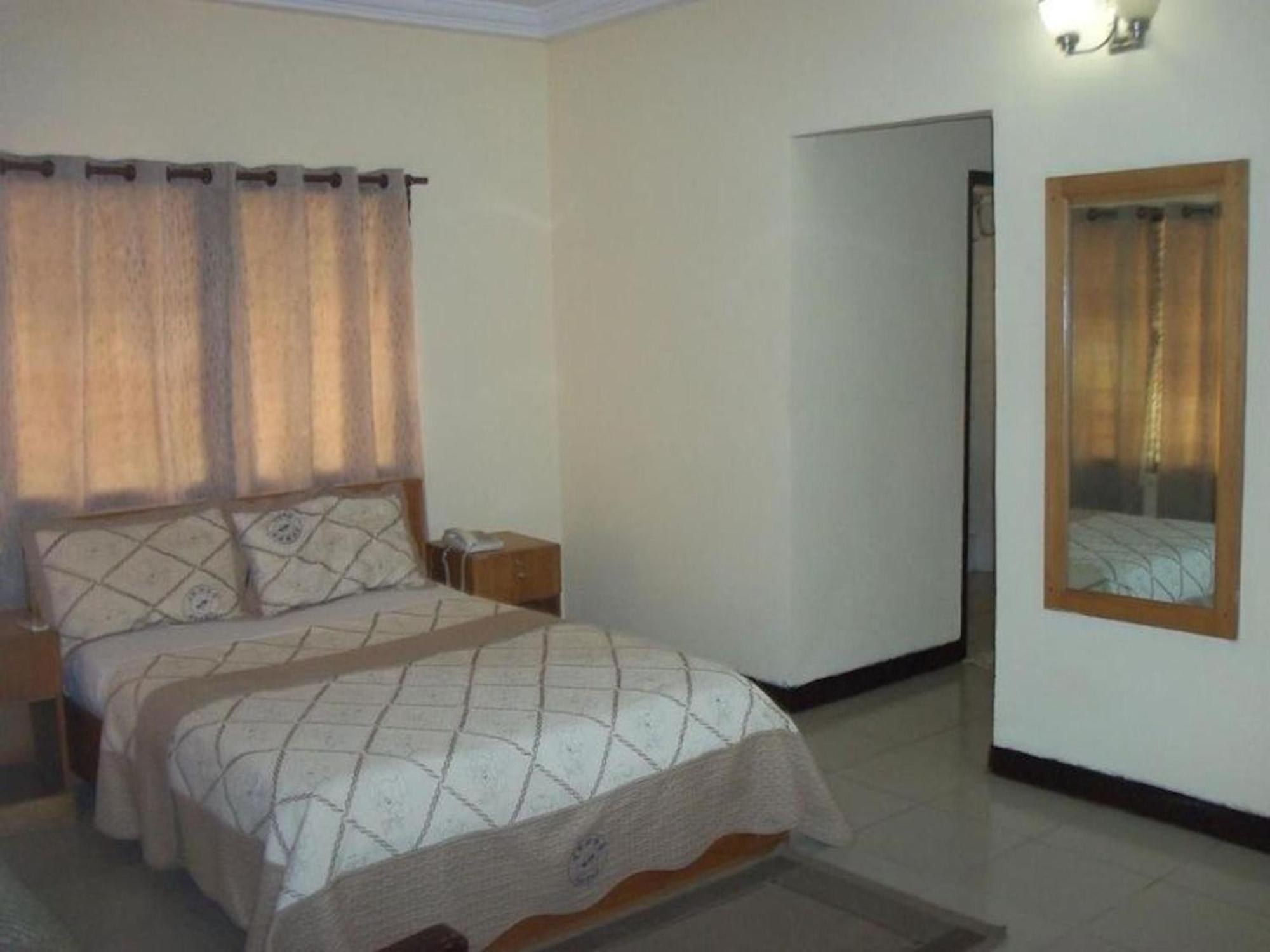 Room In Bb - Double Room With Garden View In Accra Exterior photo