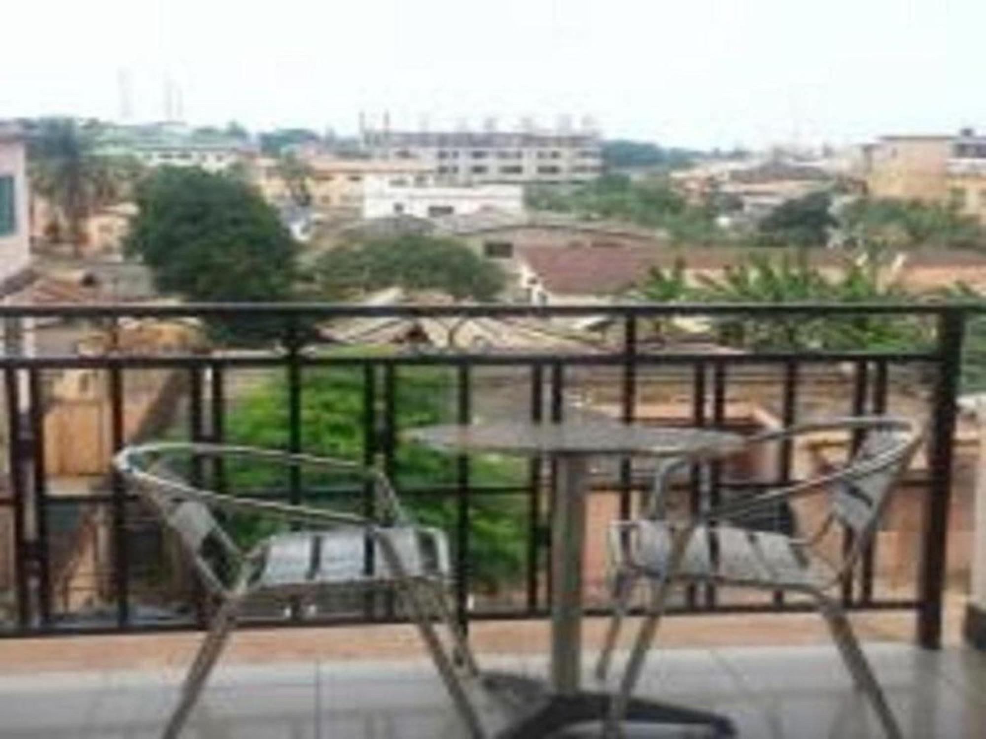 Room In Bb - Double Room With Garden View In Accra Exterior photo